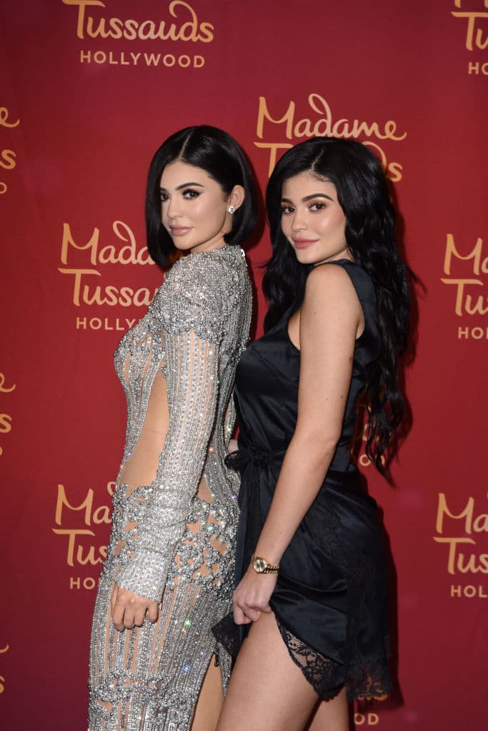<b>Kylie Jenner</b> tiene su figura a tamaño real en el Museo Tussauds en Hollywood, California. Sin embargo, no se parecen tanto y a través de las redes sociales varias personas lo señalaron cuando la revelaron en 2017.