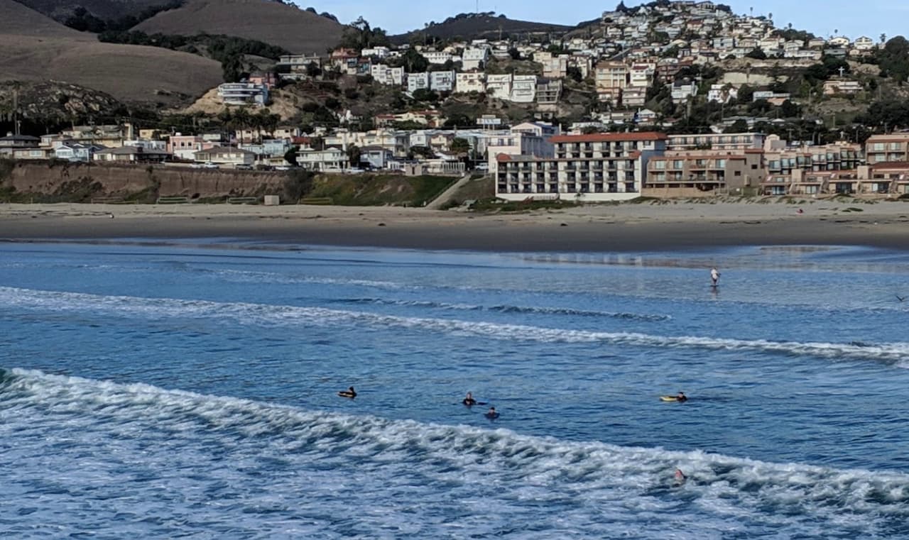 <b>El condado de San Luis Obispo, las playas Avila, Fisherman Beach y Olde Port </b>se mantienen abiertas y está permitido caminar por períodos cortos de tiempo. El uso de sillas y toallas está prohíbido.
<br>
<br>El estacionamiento de Avila Beach está cerrado hasta las 5pm y en 
<b><a href="https://www.experiencepismobeach.com/beach-and-outdoors/beaches/beach-update/" target="_blank">Pismo Beach</a></b>
<a href="https://www.experiencepismobeach.com/beach-and-outdoors/beaches/beach-update/" target="_blank"> </a>se permite estacionar durante sólo una hora.
<br>