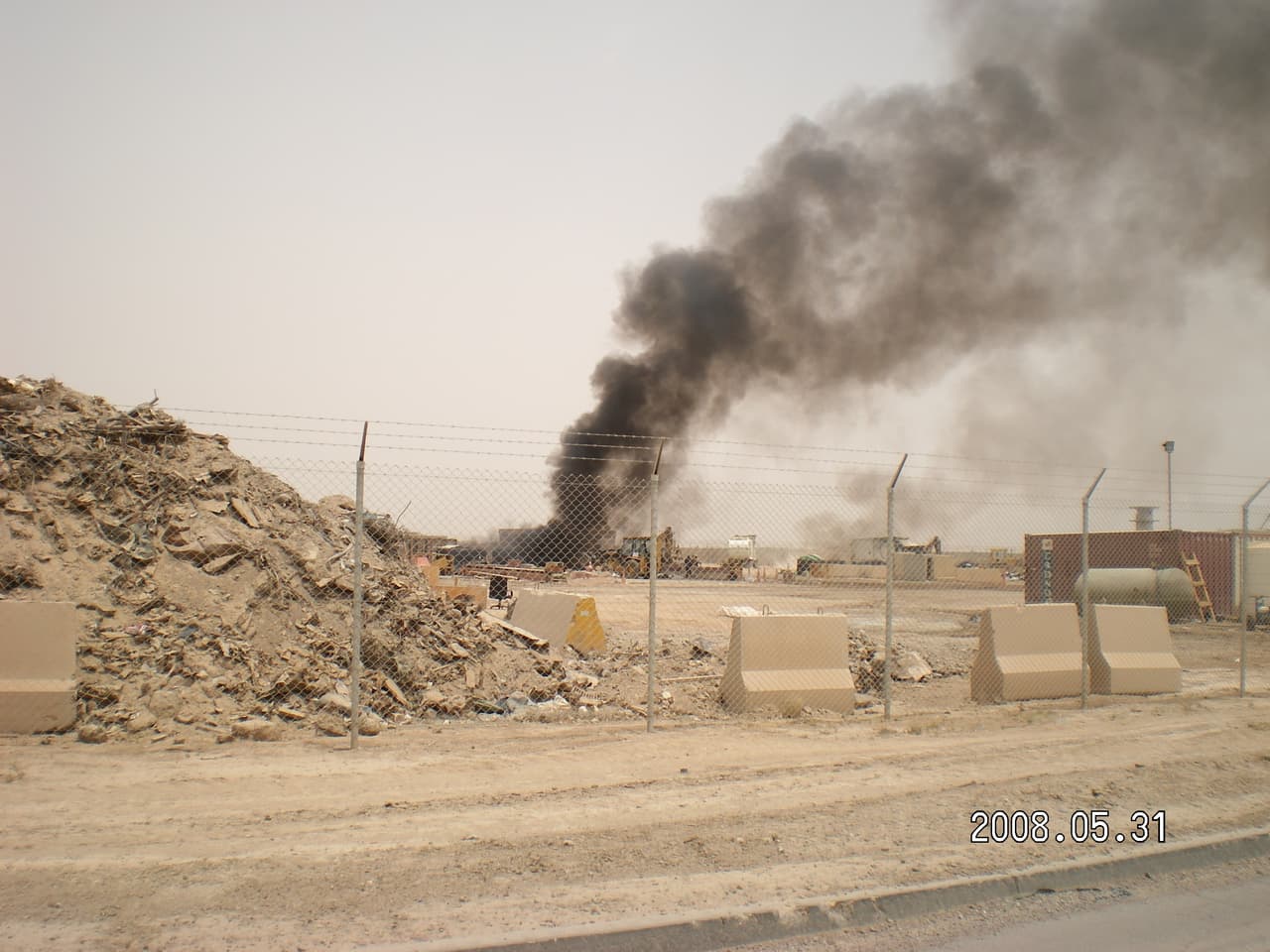 Foto del pozos de quema de residuos militares al aire libre en la Base Conjunta Balad del ejército estadounidense en Irak. Durante su apogeo, la base acogió a unos 28,000 militares y más de 8,000 contratistas y empleados civiles.
