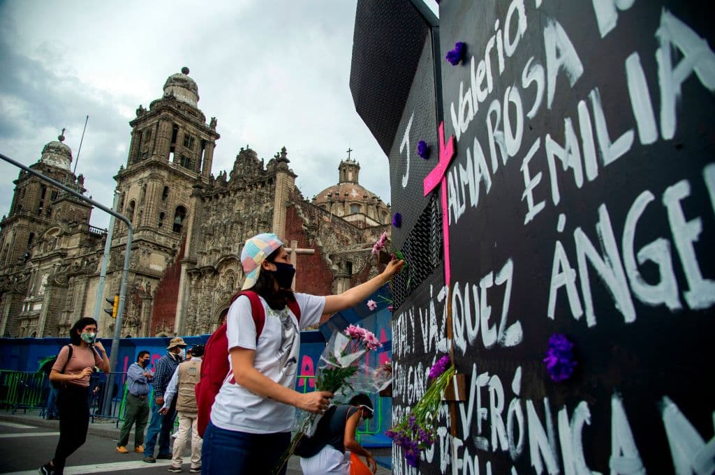 Durante el fin de semana, circularon imágenes del cerco al Palacio Nacional a través de redes sociales. Las mujeres convirtieron el muro en un lienzo de acero en el que, con letras blancas, comenzaron a escribir, uno a uno, 
<b>los nombres de decenas de víctimas</b>.