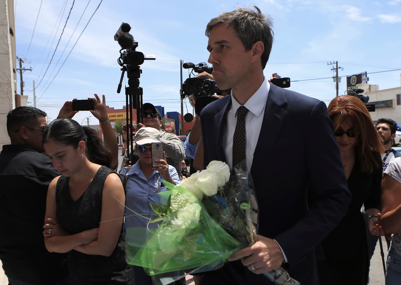 También en Ciudad Juárez se realizó 
<b>el funeral de Iván Filiberto Manzano, un padre de familia</b> que había acudido a realizar unas compras y ahora vuelve a su país dentro de un ataúd. Al lugar llegó el precandidato del Partido Demócrata a la presidencia de Estados Unidos, Robert Francis “Beto” O´Rourke, quien reprobó el discurso del presidente 
<a href="https://www.univision.com/noticias/politica/trump-no-es-bienvenido-residentes-de-el-paso-reciben-al-presidente-con-protestas-fotos-fotos">Donald Trump contra la migración indocumentada</a>. 
<br>