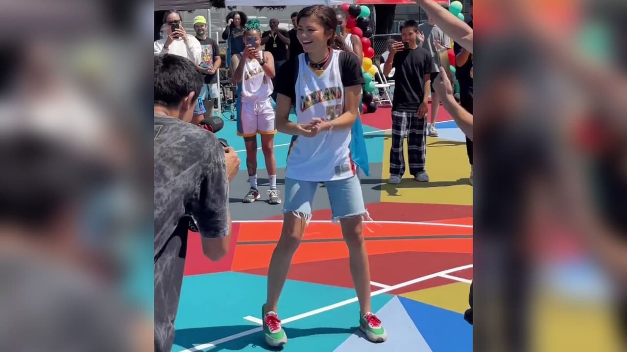 Zendaya visita escuela de Oakland con su novio Tom Holland