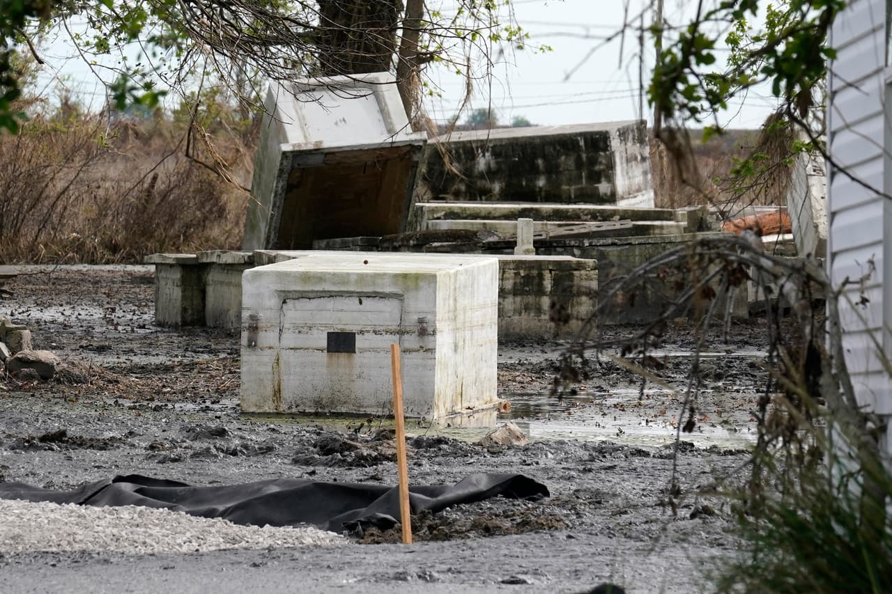 El terreno pantanoso de la región y el constante paso de los 
<a href="https://www.univision.com/temas/huracanes">huracanes</a> ha hecho que, en ocasiones, las familias amarren las tumbas o usen sacos de arena para mantener los restos de sus seres queridos en su sitio.