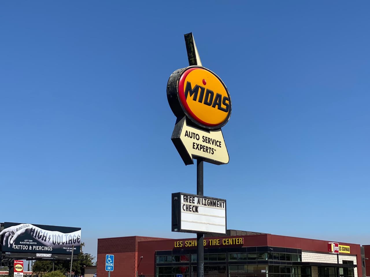 <b>Para agendar una cita</b> con el taller mecánico 
<b>Midas</b> para que le graben la serie de la placa a su coche de manera gratuita, solo tiene que llamar a
<b>l (559)-449-1700 (559)-224-1700</b> o visitar uno de sus talleres en 
<a href="https://www.univision.com/local/bakersfield-kabe/bakersfield-es-el-epicentro-de-robo-de-convertidores-cataliticos-en-el-valle-central-video">Fresno</a>. 
<br>