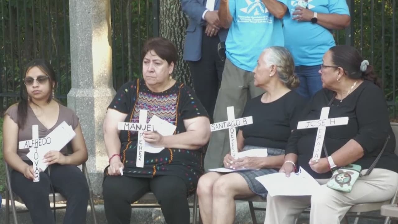 Al paso de las horas, comenzó a fluir la información sobre las identidades de las víctimas, así como el 
<b><a href="https://www.univision.com/local/orlando-wven/accidente-bus-ocala-victima-detalla-momentos-choque?or10" target="_blank">dolor de familiares y amigos</a></b> al saber la trágica noticia.