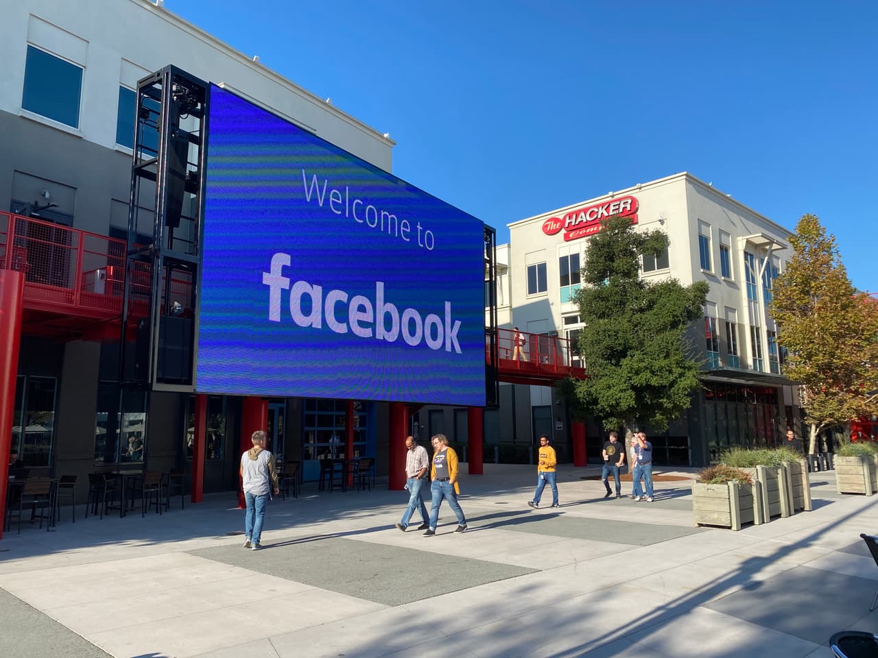 <b>Facebook.</b> Mark Zuckerberg, CEO de la red social, dijo que hasta el 50% de sus empleados podrían estar trabajando de forma remota dentro de los próximos cinco a 10 años. Según un reporte de 
<a href="https://www.cnn.com/2020/10/18/business/virtual-work-offices-pandemic/index.html"><u>CNN</u></a>, el ejecutivo presentó la idea en un esfuerzo por satisfacer las preferencias de los empleados y crear "una prosperidad económica de base más amplia".
