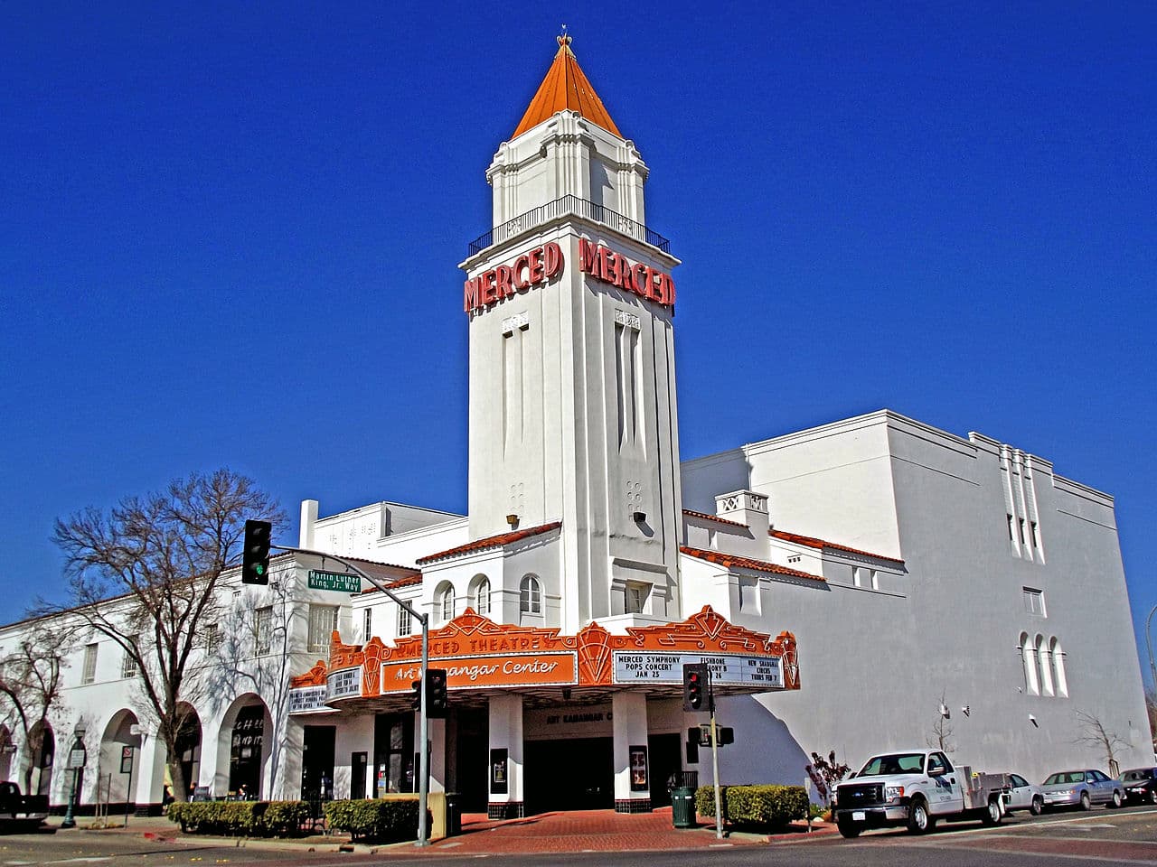 <b>Merced:</b>
<br>Está experimentando elevada transmisión de coronavirus, hospitalizaciones crecientes y capacidad hospitalaria limitada. De acuerdo con los expertos, los impulsores de esto incluyen una mayor transmisión comunitaria, por mayor exposición en lugares de trabajo y grupos de hogares, particularmente en la comunidad latina / hispana. Las recomendaciones del departamento de salud son: aumento de pruebas en comunidades con mayor riesgo, mejorar las campañas educativas y de concienciación sobre el uso de mascarillas y distancia social.
<br>