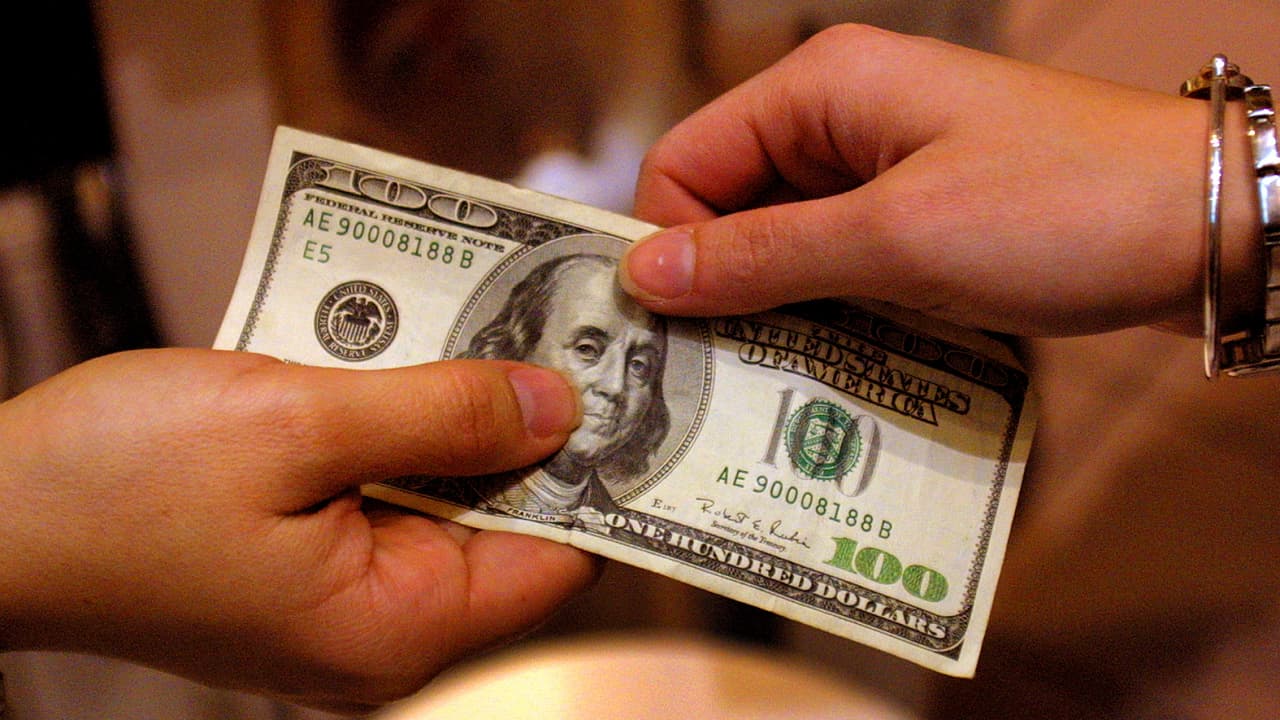 <b>En video:</b> 
<b>En medio de la peor inflación de los últimos tiempos, 25 estados de EEUU aumentarán el salario mínimo en 2022</b>
<br>
<br>A pesar de que el salario mínimo establecido por las autoridades federales es de $7,25 por hora, 25 estados del país lo subirán en el 2022. En California quedará de $15 la hora, mientras que en Nueva York será de $13,20 y en Florida de $11.