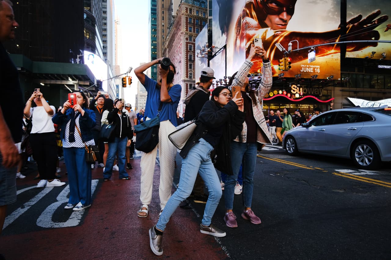 Pero otras usan cámaras fotográficas que permiten captar este espectáculo.