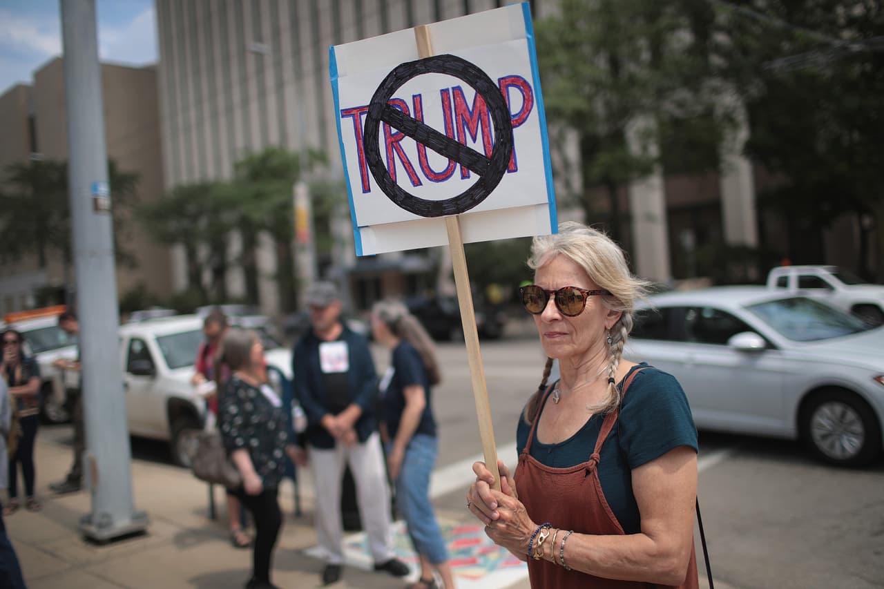 En Dayton, Ohio, decenas se manifestaron contra el presidente frente al ayuntamiento. Se han generado protestas frente a la Casa Blanca, en Nueva York y frente a la sede de la Asociación Nacional del Rifle (NRA, por sus siglas en inglés) en Fairfax, Virginia.