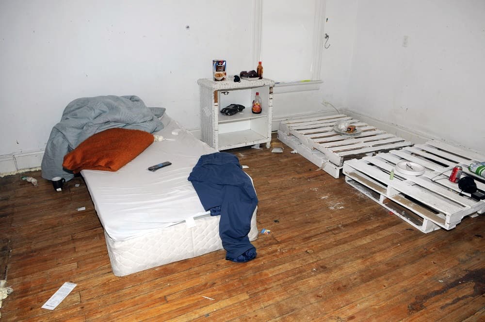 Este es el espacio en el que un grupo de 43 mexicanos dormía luego de ser forzados a trabajar en la localidad de Barrie, a unos 90 kilómetros (56 millas) al norte de Toronto.