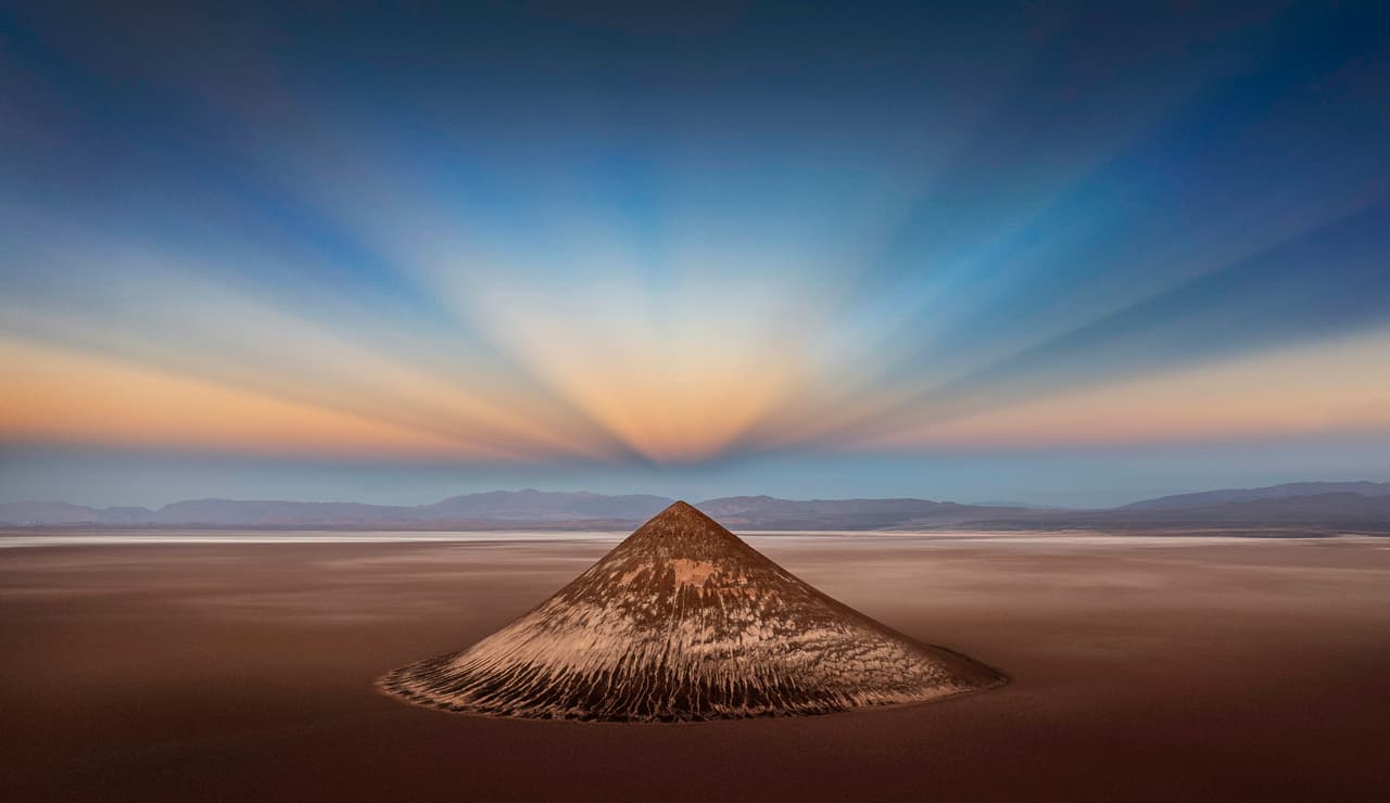 Rayos anticrepusculares en el Cono de Arita, La Puna, Argentina.