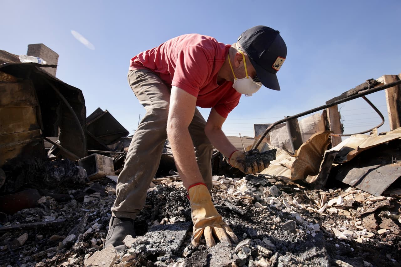 En el sur de California, autoridades advierten sobre incendios de rápida propagación, cortes de energía y caída de árboles debido a los vientos de Santa Ana, comunes en otoño e invierno.