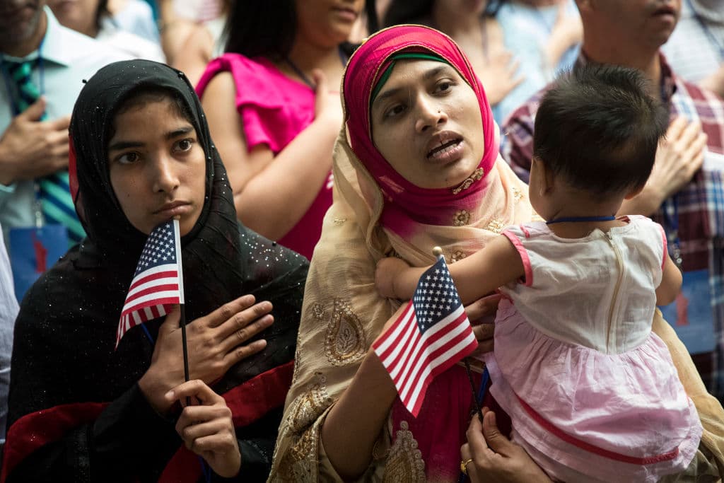 Mosammat Resheda Akter, originaria de Blangladesh, y su hija de 7 meses, fueron parte de las 200 personas que hoy recibieron la ciudadanía estadounidense en medio de una emotiva ceremonia.
<br>