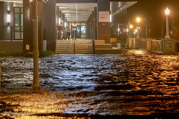 Fort Myers se vio afectado por tornados y marejadas ciclónicas tras el impacto del 
<a href="https://www.univision.com/noticias/huracanes/cuando-el-mar-se-aleja-el-extrano-fenomeno-que-ocasiono-el-huracan-milton-en-la-costa-de-tampa">Huracán Milton</a>.