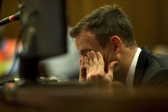 El atleta sudafricano Oscar Pistorius está en prisión por el asesinato de su novia Reeva Steenkamp. El atleta argumentó que la confundió con un presunto asaltante.