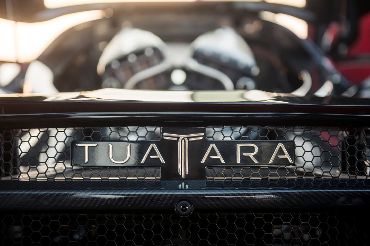 El precio inicial del SSC Tuatara es de 1,625,000 de dólares y puede ascender a 1,901,000 de dólares cuando equipa un paquete especial para conducir en las pistas.