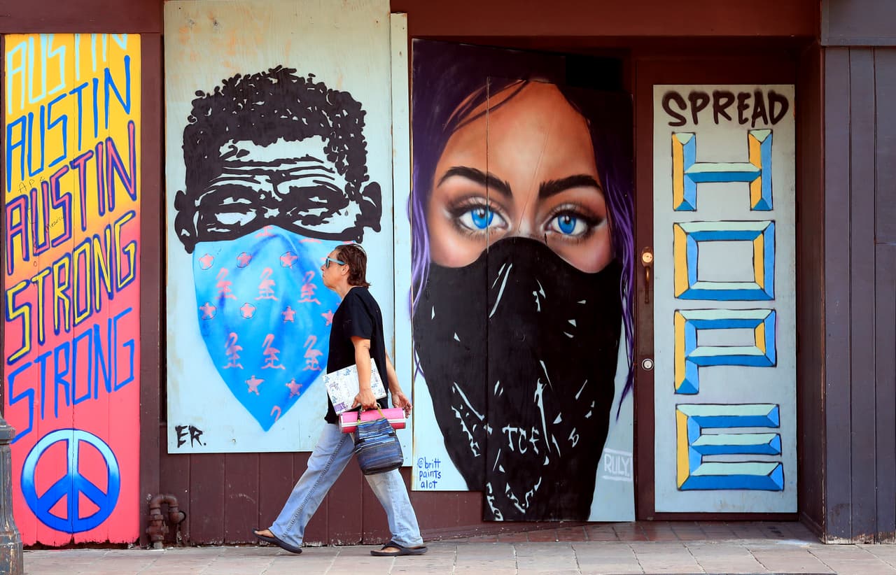 Peatones caminan frente a un mural en un bar en Austin, Texas. El 1 de mayo de 2020, Texas comenzó su reapertura económica, de acuerdo con el plan a tres fases que anunció el gobernador Greg Abbott a inicios de ese mes.