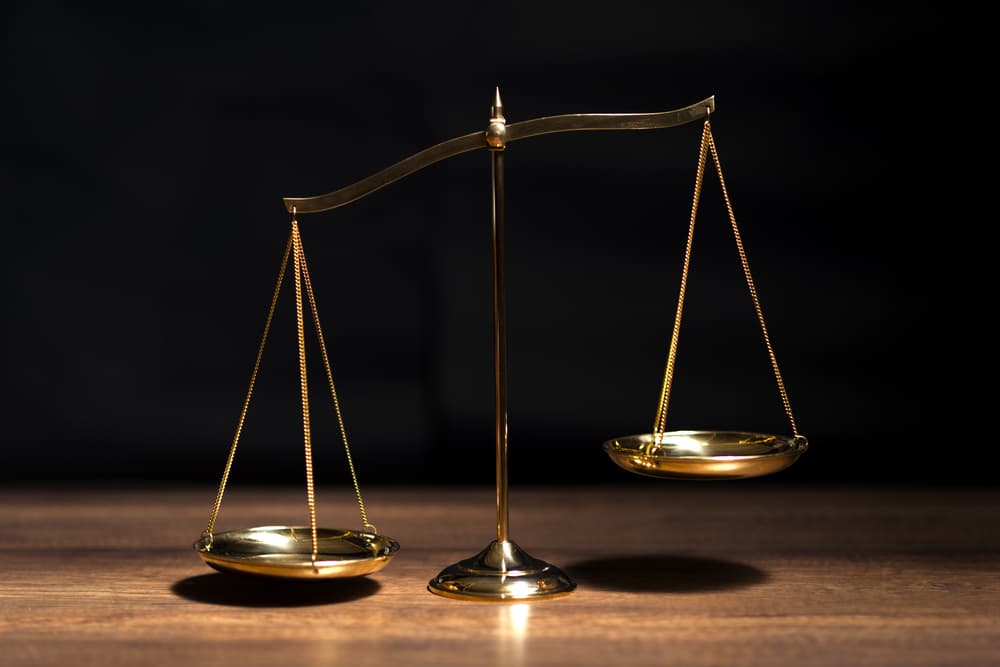La balanza es un símbolo esencial para un Libra, quien siempre buscará el equilibrio y la justicia. No sólo contar con una como buen objeto de decoración, sino una pequeña que uses como dije, similar al sol, también sirve como amuleto excelente.