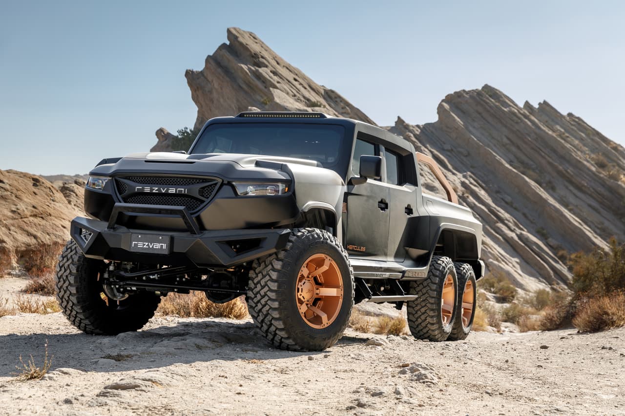 Por el frente, este usa paragolpes fabricados en metal y porta una parrilla con el diseño clásico de los camiones de Rezvani.