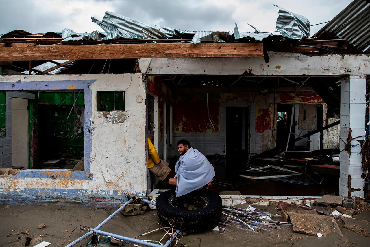 Un hombre frente a su casa fue destruida por la fuerza de los vientos de Iota, el 18 de noviembre. Hasta ahora, este huracán 
<a href="https://www.univision.com/noticias/america-latina/esta-todo-bajo-agua-al-menos-38-muertos-dejan-los-deslaves-e-inundaciones-causadas-por-el-huracan-iota-en-centroamerica">ha dejado cerca de cuatro decenas de fallecidos</a>.
