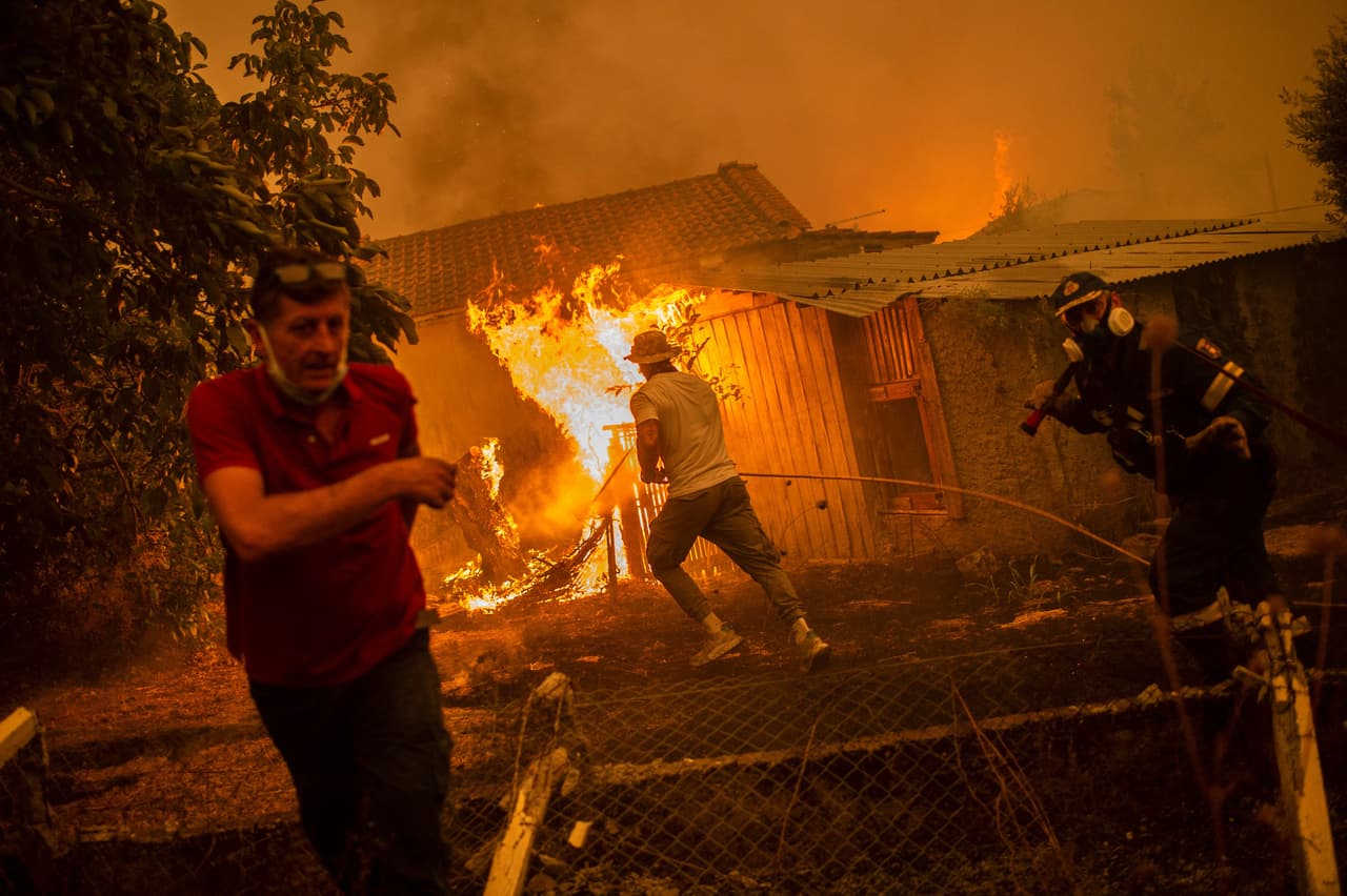 <b>Incendios catastróficos en Grecia.</b>
<br>
<br>Bomberos y residentes luchan contra las llamas en Pefki, Evia, el 8 de agosto. Esta es la segunda isla más grande de Grecia y allí se desató el más severo de las decenas de incendios que se propagaron en la zona este verano. 
<br>
<br>Los fuegos surgieron durante una ola de calor histórica que azotó la región. 
<br>
<br>
<a href="https://www.univision.com/noticias/mundo/incendios-forestales-grecia-fuegos-cambio-climatico-fotos"><u>Vea aquí los poderosos incendios que azotaron la isla griega de Evia</u></a>
<br>