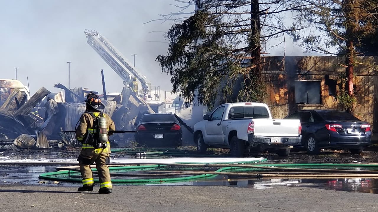 El incendio fue reportado bajo control a las 3:24 PM.