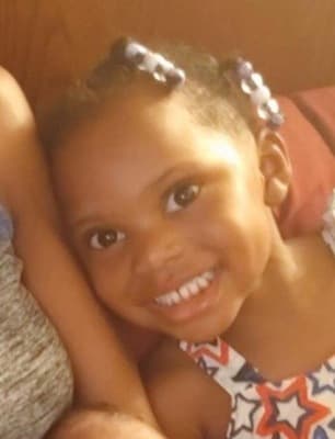 <h3 class="cms-H3-H3">Joette 'Jojo' Malone </h3>
<br>
<br>Con 2 años cumplidos, esta niña 
<a href="https://www.fbi.gov/wanted/seeking-info/joette-jojo-malone" target="_blank">fue asesinada de un disparo</a> 
<b>el 29 de julio de 2020 mientras estaba sentada en el asiento trasero del automóvil de su madre</b> que estaba estacionado dentro de un complejo de apartamentos en Hammond, Indiana. 
<br>
<br>Jojo fue trasladada en un helicóptero a un hospital infantil donde 
<b>fue declarada muerta a causa de las heridas sufridas. </b>
<br>
<br>La agencia está ofreciendo
<b> una recompensa de hasta 15,000 dólares</b> por toda información que conduzca a la identificación y arresto de los responsables de este homicidio. 
<br>