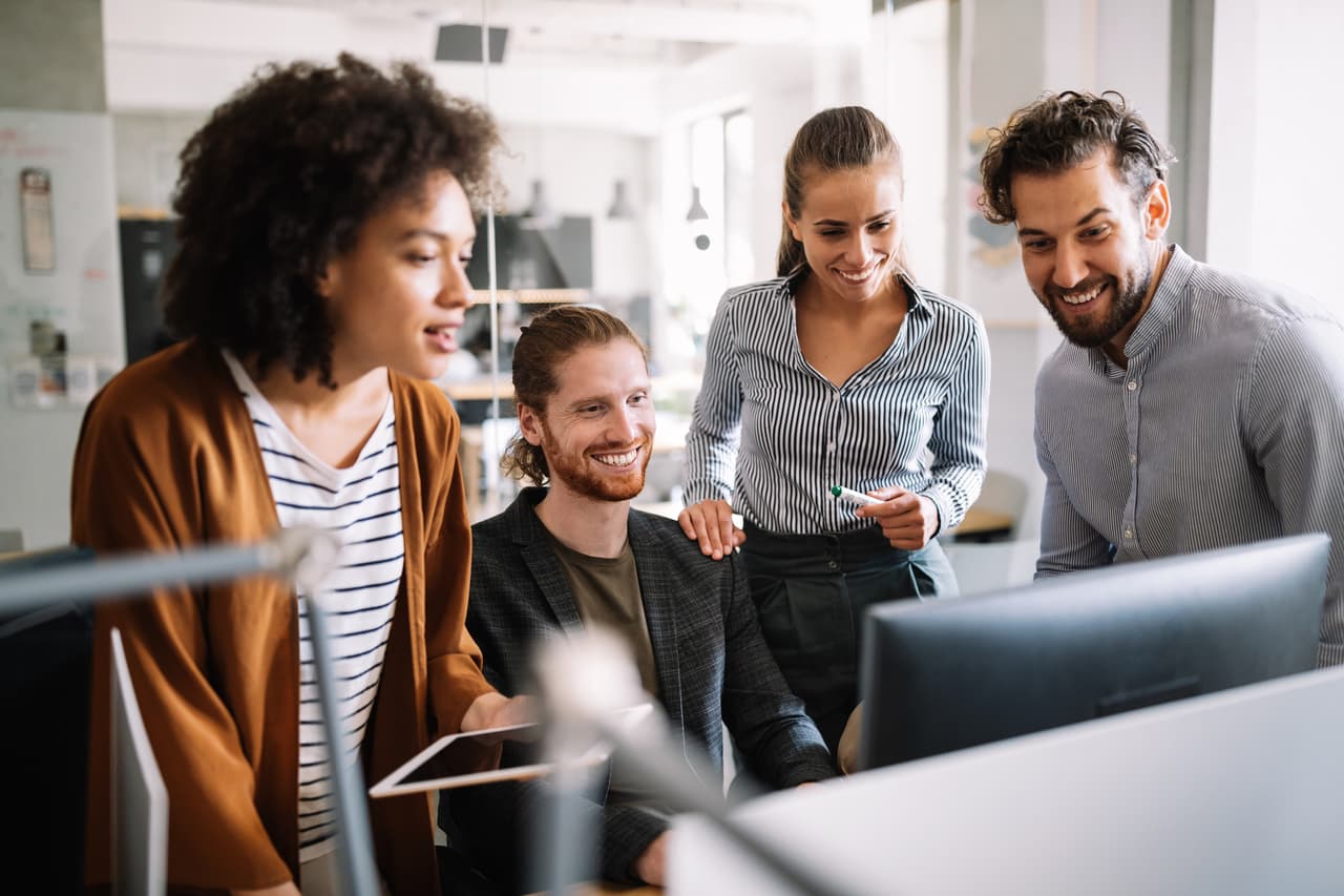<b>Puesto 1. Desarrollador de software</b>
<br>
<br>Salario promedio: 110,140 dólares.
<br>
<br>Educación requerida: Licenciatura.
<br>
<br>Estos profesionales crean las aplicaciones y sistemas informáticos que usamos en nuestras computadoras y teléfonos. Pueden realizarse en horarios flexibles y remotamente.
<br>
<br>Es uno de los empleos de mayor demanda en el país y está bien remunerado, por lo que las deudas estudiantiles no deberían ser un problema. 
<br>