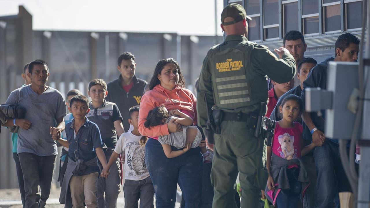 La regla que permite la deportación de migrantes para evitar los contagios de covid-19 llega a su fin el próximo miércoles, lo que genera temores de que el número de personas que diariamente intenta cruzar hacia EEUU se duplique. 
<a href="https://www.univision.com/noticias/inmigracion/tribunal-de-apelaciones-rechaza-solicitud-republicanos-retrasar-fin-titulo-42" target="_blank">Sigue las últimas noticias en Univision. </a>
