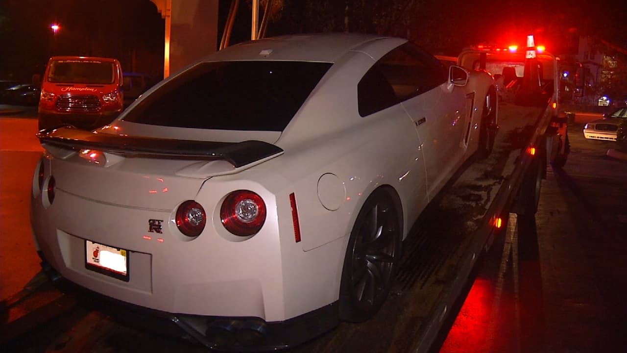 Nombre: Nissan GT-R (Sexta Generación)
<br>Precio Base: $106,650
<br>Motor: V6 3.8 litros Twin-Turbo
<br>Potencia: 545 hp @ 6400 rpm 463 lb-ft @ 3200 rpm
<br>Velocidad Máxima: 192 mph (307 km/h)
<br>Aceleración (0-60 mph): 3.0 segundos
<br>5