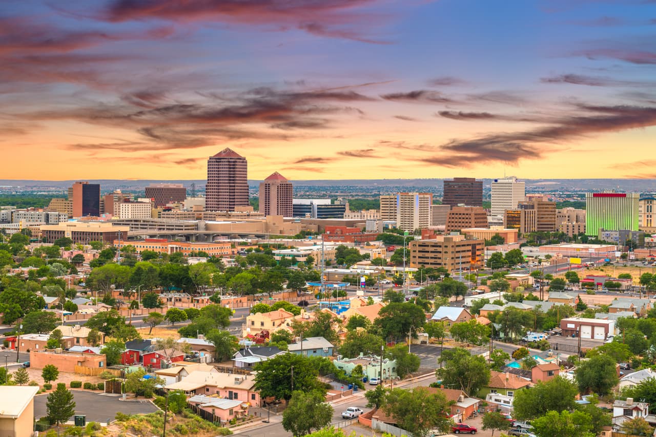 <h3 class="cms-H3-H3">8. Albuquerque, Nuevo México</h3>
<br>
<br>Aunque la tasa de delitos violentos ha ido disminuyendo en el área, todavía está por encima del doble a nivel nacional al registrar 1,006 incidentes por cada 100,000 personas. Las autoridades locales creen que este contexto desfavorable
<b> ha sido propiciado por la falta de vivienda y una difícil situación económica </b>en la región que tiene al 15.5% de la población por debajo del umbral de la pobreza.
<br>