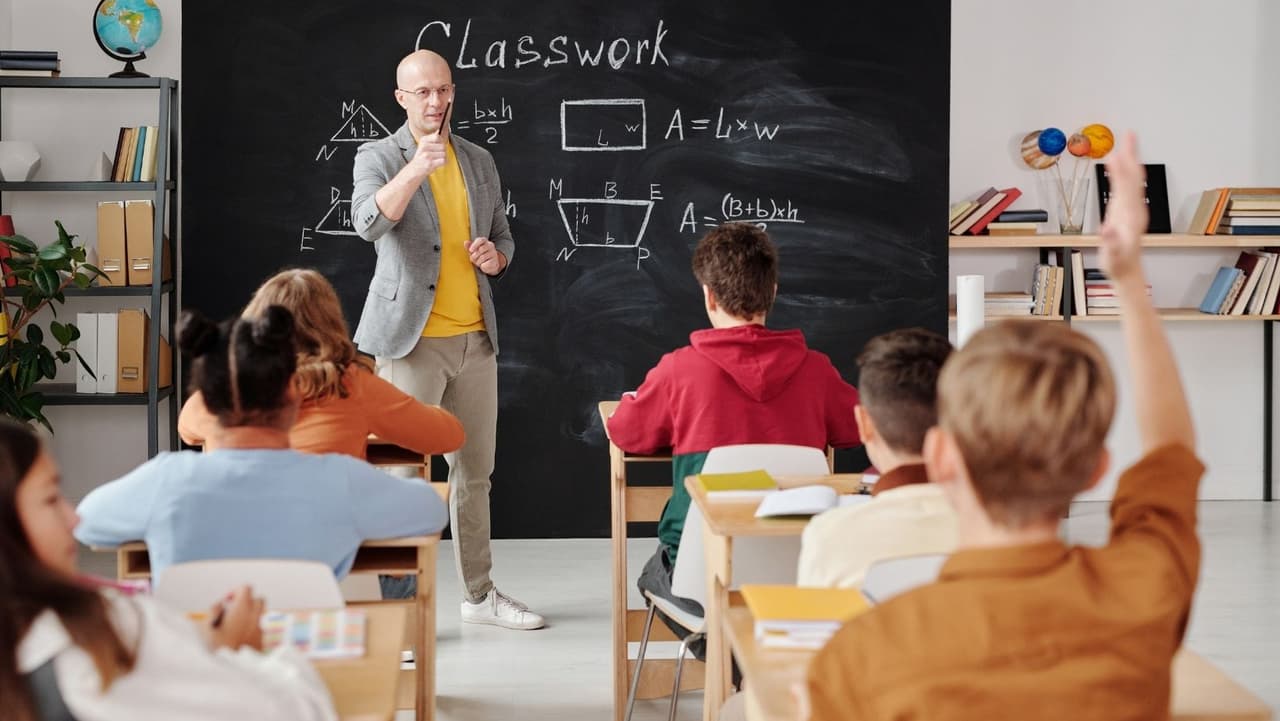 Para ayudar a abordar esta escasez de maestros sustitutos, una nueva ley que se aplica solo al resto de este año escolar y 2022-23 brinda más flexibilidad para quienes pueden llenar esas asignaciones en el salón de clases en caso de emergencia o de corto plazo. Incluyen maestros jubilados, educadores con certificados inactivos y estudiantes universitarios con especialización en educación, además de ampliar la cantidad de días que un sustituto diario puede trabajar en una escuela.