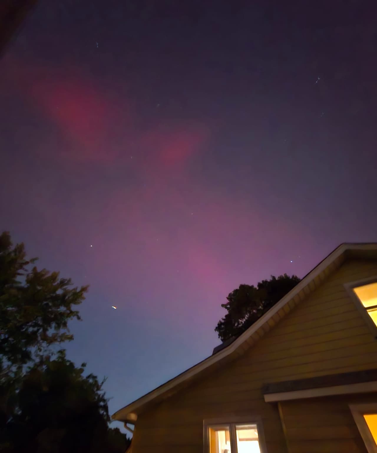 El Servicio Meteorológico Nacional explicó que e
<b>l color de las auroras está vinculado a la altura a la que ingresan los rayos a la atmósfera</b> y a los elementos con los que interactúa.
<br>
<br>
<b>Si el color es rojizo significa que están a unas 150 millas de altura </b>en una zona de baja presencia de oxigeno, en cambio si es verde significa que la zona tiene mucho oxigeno presente.
<br>
<br>Cuando se tornan 
<b>moradas o azules, significa que la atmósfera tiene una alta concentración de hidrógeno</b> y están a una distancia de unas 60 millas sobre el suelo.
<br>