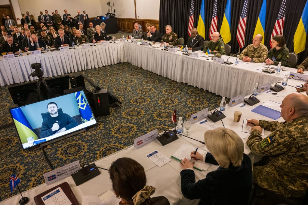 Países occidentales discuten sobre más ayuda a Ucrania; el director de la CIA se reunió con Zelensky