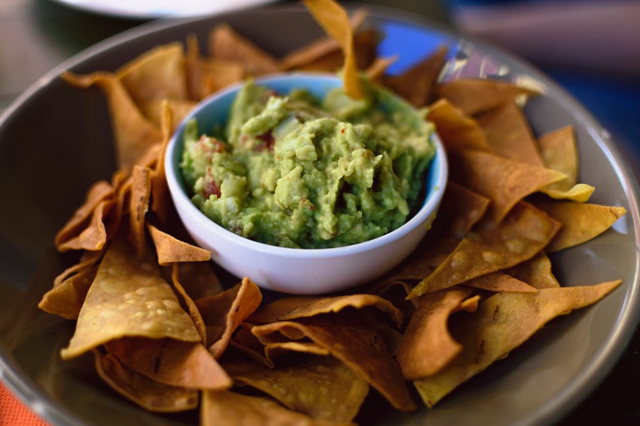 <b>¿Cuáles son las supermeriendas para el domingo del partido?</b>
<br>De acuerdo con datos históricos, el guacamole, las papas fritas y las alitas de pollos son característicos de las fiestas del Super Bowl.
<br>