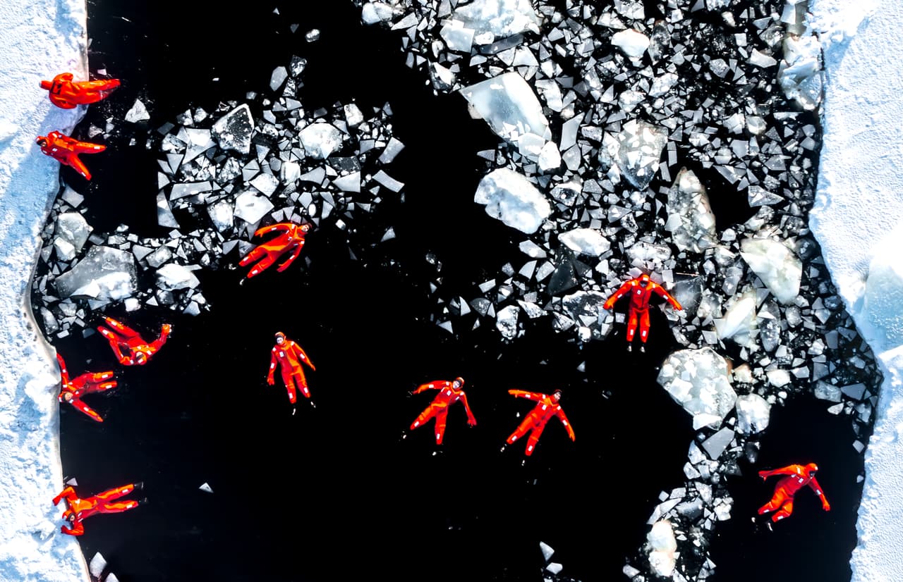 Nadadores en el congelado mar Báltico. Tras un breve recorrido, el rompehielos se detuvo y los pasajeros tuvieron la oportunidad de sumergirse en las gélidas aguas.
<br>