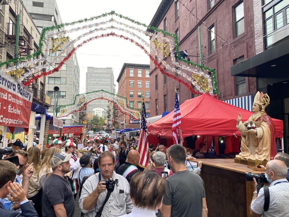 El festival de 
<a href="https://www.univision.com/noticias/el-papa-bromea-con-el-supuesto-milagro-de-la-sangre-de-san-genaro">San Gennaro</a> en Nueva York llega a su edición 95, luego de la pausa de un año impuesta por la 
<a href="https://www.univision.com/temas/pandemia">pandemia</a> del 
<a href="https://www.univision.com/temas/coronavirus">coronavirus</a>.