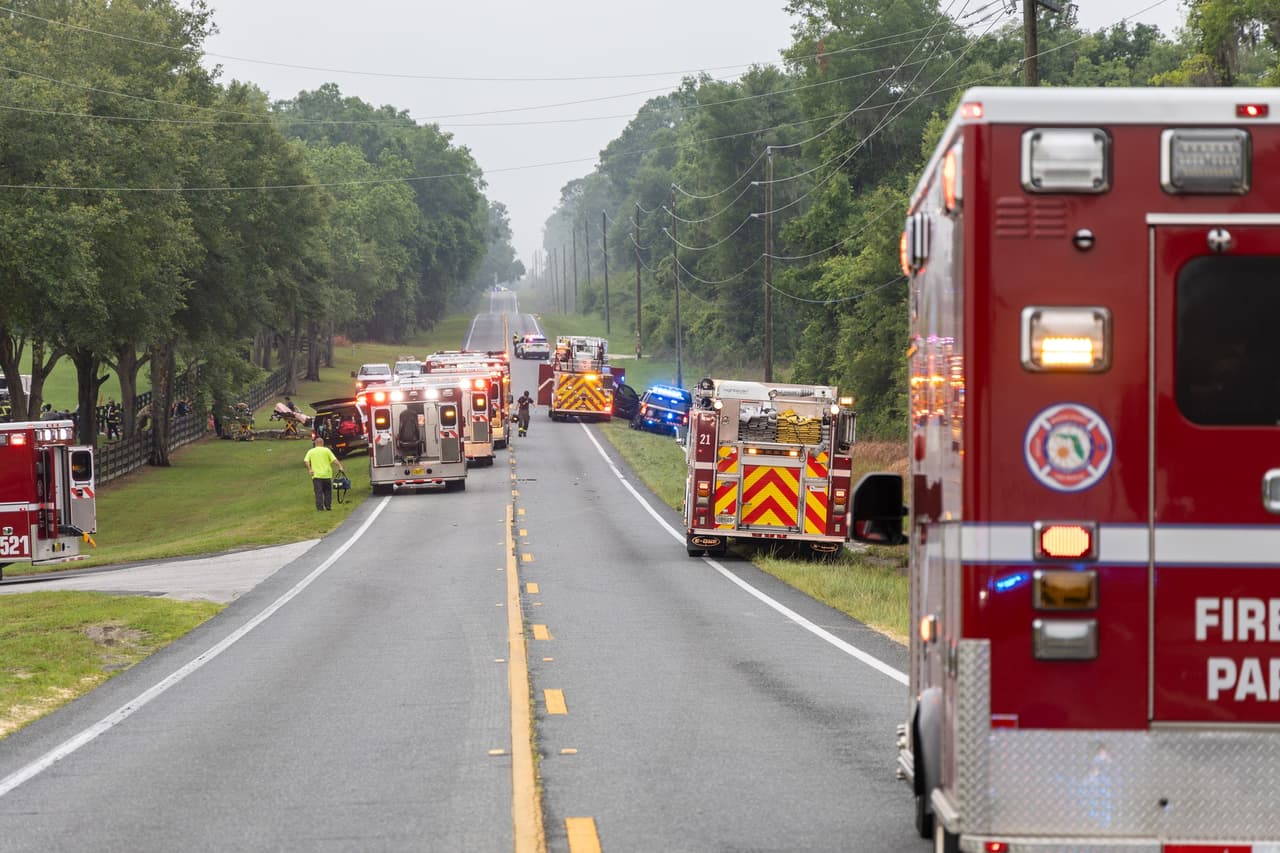 Marion County Fire Rescue confirmó que 46 personas iban en el autobús. De esos 46 pasajeros, especificaron que 38 fueron trasladados a hospitales de la comunidad, ocho de ellos en condición crítica.