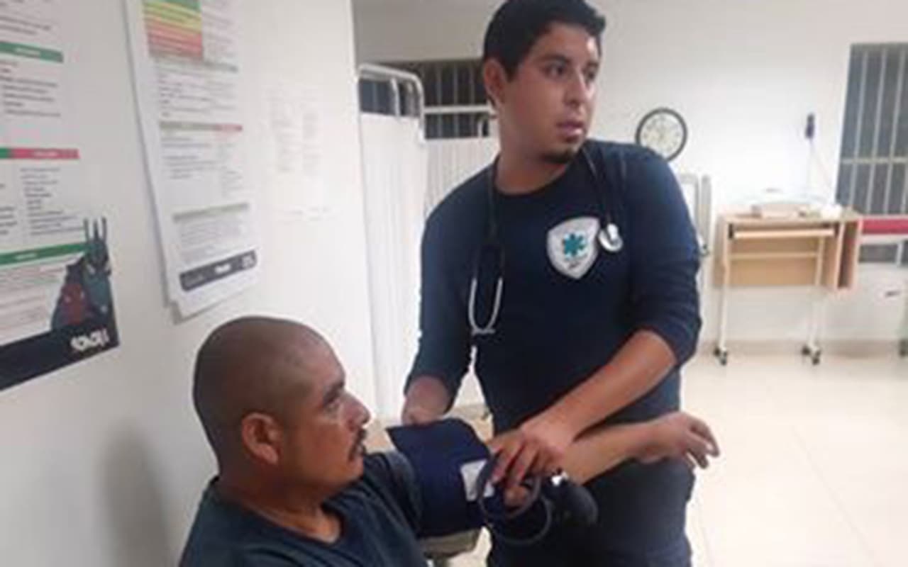 Uno de los inmigrantes rescatados por los voluntarios en el desierto de Arizona mientras recibe atención médica en México.