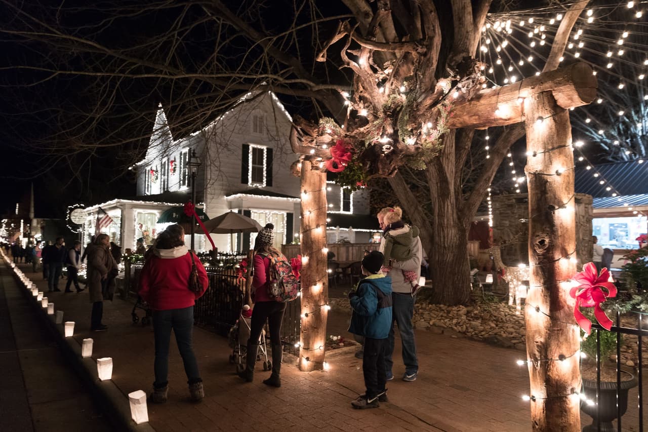 <b>Dillsboro</b>
<br>
<b>Sitio web</b>: 
<a href="https://www.discoverjacksonnc.com/event/dillsboro-lights-luminaries/2023-12-02/">https://www.discoverjacksonnc.com/event/dillsboro-lights-luminaries/2023-12-02/</a> 
<br>
<b><a href="https://maps.app.goo.gl/gDU9gUMStHEg3Y1v9">Cómo llegar</a> </b>
<br>
<br>Además de muchas hermosas luces navideñas, también encontrarás las calles del centro llenas de luminarias que marcan el camino mientras visitas las tiendas, disfrutas de música en vivo, bebes chocolate o sidra y visitas a Santa Claus y su esposa. También hay un nacimiento viviente y paseos a caballo y en carruaje todas las noches.