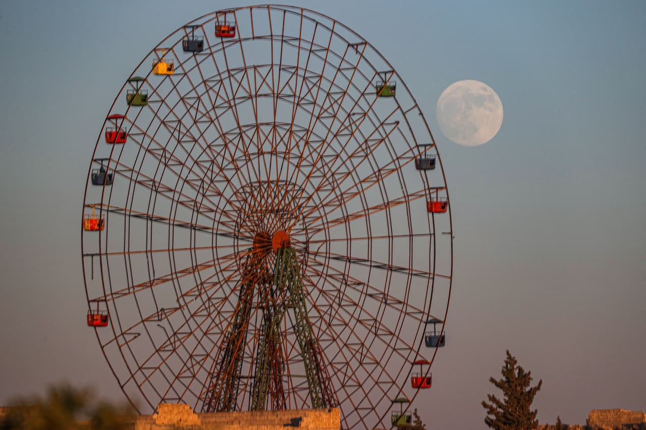 También se le conoce como 
<a href="https://www.univision.com/horoscopos/superluna-de-ciervo-cuando-y-donde-verla">luna de ciervo</a> porque cae en julio. El almanaque granjero en Estados Unidos, en inglés 
<i>The Old Farmer's calendar </i>explica que su nombre se debe a que 
<b>"la cornamenta de los ciervos machos está en pleno crecimiento en esta época".</b> Así se vio en Siria.