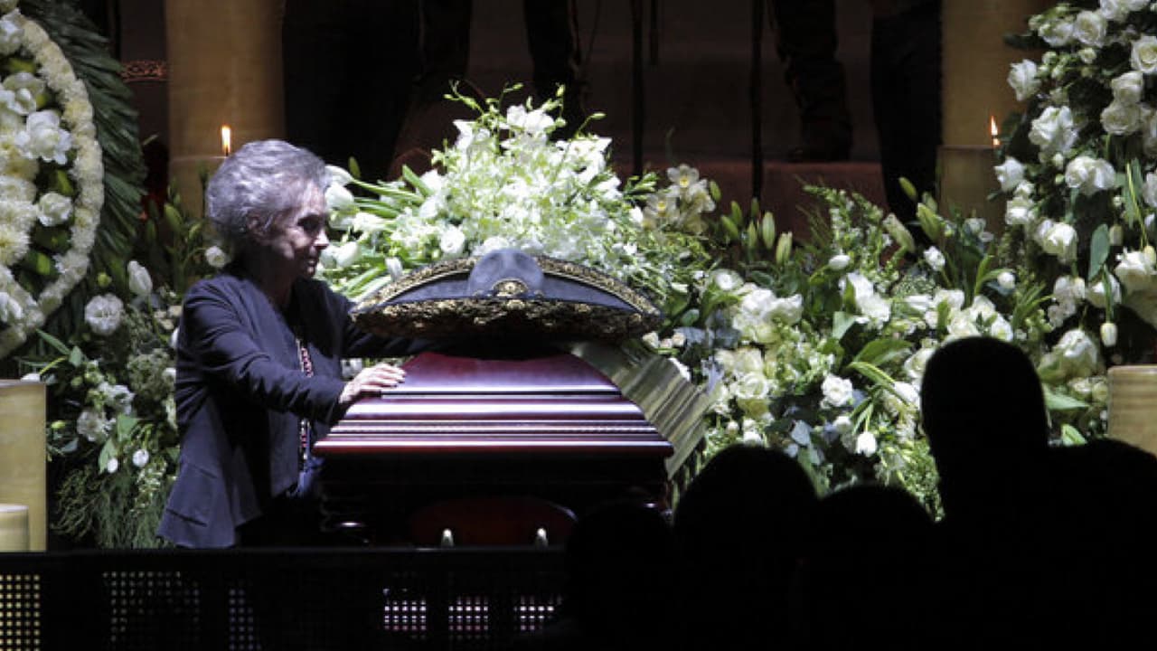 Entre lágrimas, doña Cuquita agradece al público el homenaje e su esposo, Vicente Fernández