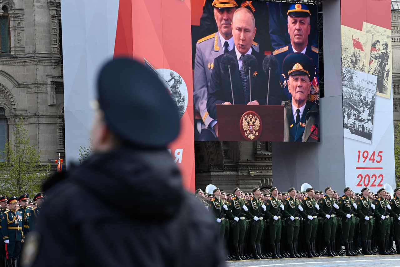 Una pantalla muestra al presidente ruso dando su discurso. Algunos rusos temen que Putin use el impulso patriótico del Día de la Victoria para declarar una guerra total en Ucrania, luego de usar términos como "operación militar especial". 
<br>
<br>Putin trazó paralelismos entre la lucha del Ejército Rojo contra las tropas nazis y la acción de las fuerzas rusas en Ucrania.
<br>