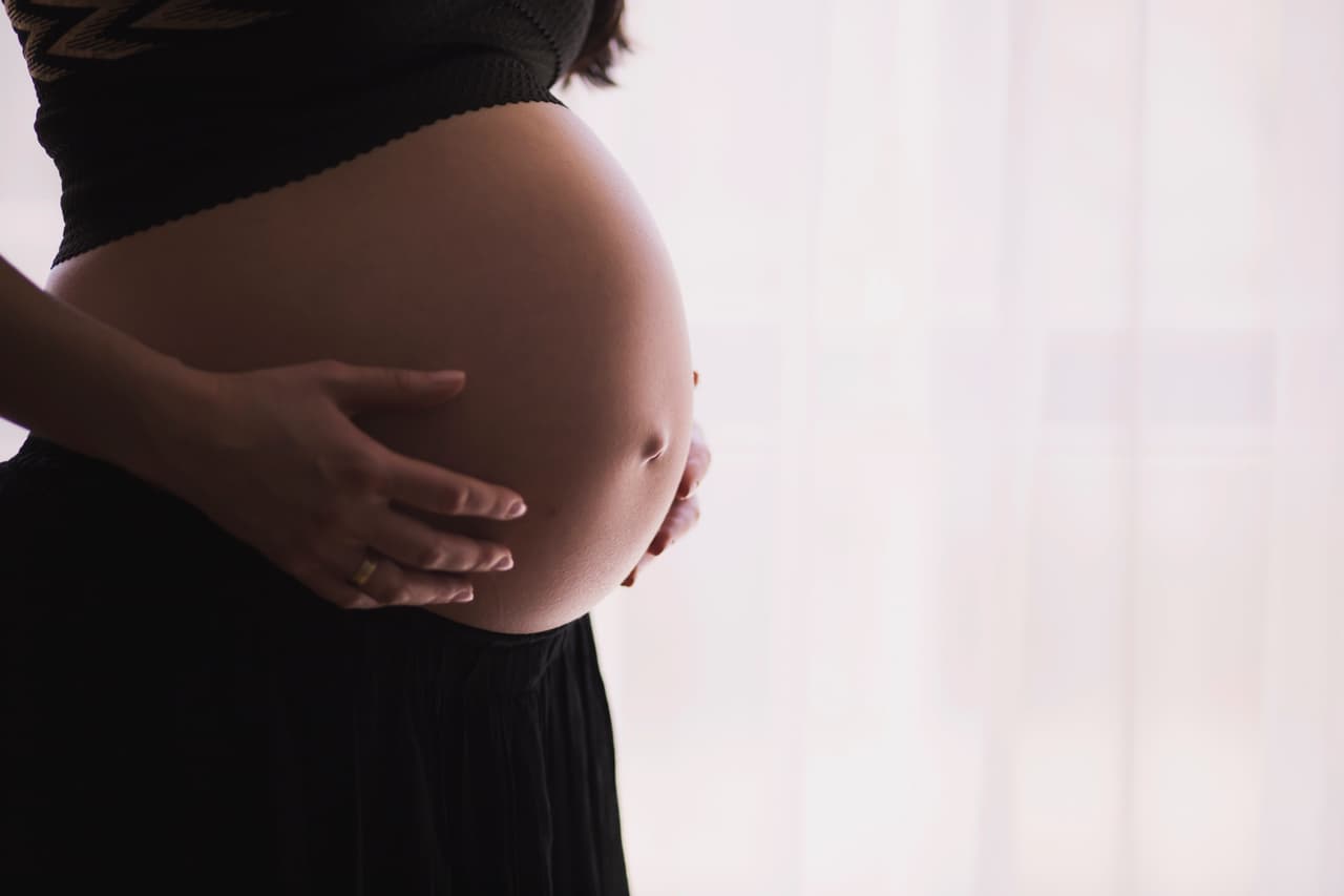 Es importante consultar con su doctor, especialmente quien está siguiendo el proceso de cada mujer. 
<b>“El sitio de información preferido es el doctor de las mujeres, el que las está atendiendo</b>, los 
<a href="https://www.cdc.gov/media/releases/2021/s0811-vaccine-safe-pregnant.html" target="_blank">CDC tiene un website que ofrece información en español,</a> no únicamente sobre las vacunas en general sino también vacunas en el embarazo”.