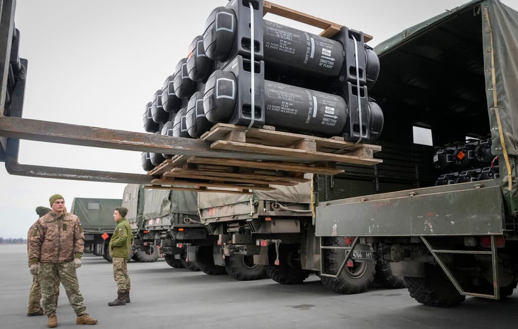 Militares ucranianos cargan misiles antitanque 'Javelin' entregados como parte de la ayuda militar de Estados Unidos a Ucrania, en un camión militar en un aeropuerto en las afueras de Kiev, Ucrania, el 11 de febrero de 2022.