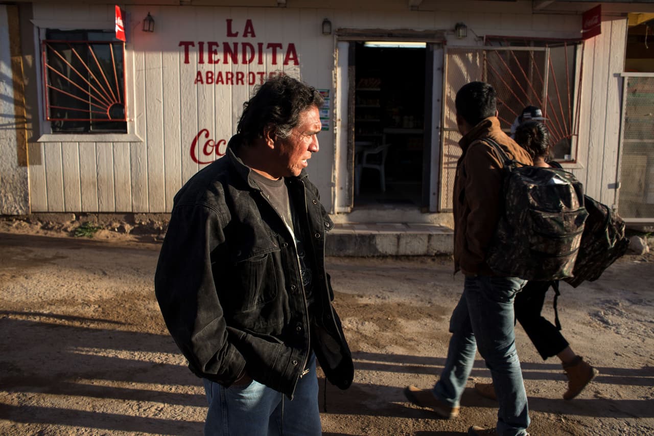 Luis Manuel Testa, originario de Acapulco, México, es un inmigrante deportado que ahora trabaja en Altar, Nogales, México. Según la redefinición de las prioridades en la aplicación de las leyes migratorias, los inmigrantes serán enviados al otro lado de la frontera, a un país sacudido por la violencia donde no tienen vínculos, mientras sus peticiones de asilo o procesos de deportación se estudian en Estados Unidos. 16 de febrero de 2017.