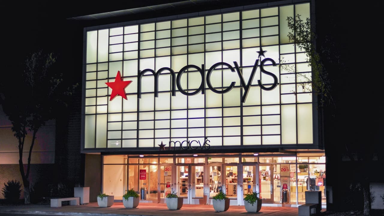 En Texas, los cierres de Macy’s son particularmente significativos. Desde que la compañía anunció planes para cerrar 125 tiendas en 2021, 
<b>varios de estos cierres ya han tenido lugar en el estado</b>. Algunas de las tiendas cerradas incluyen ubicaciones en 
<b>Golden Triangle de Denton, Post Oak Mall en College Station, Rivercenter en San Antonio, Rolling Oaks en San Antonio y Vista Ridge en Lewisville.</b>