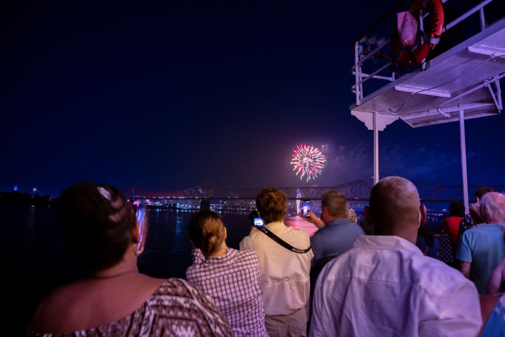 Espectadores contemplan los fuegos artificiales desde un paseo en barco 
<b>en Louisville, Kentucky.</b>
<br>