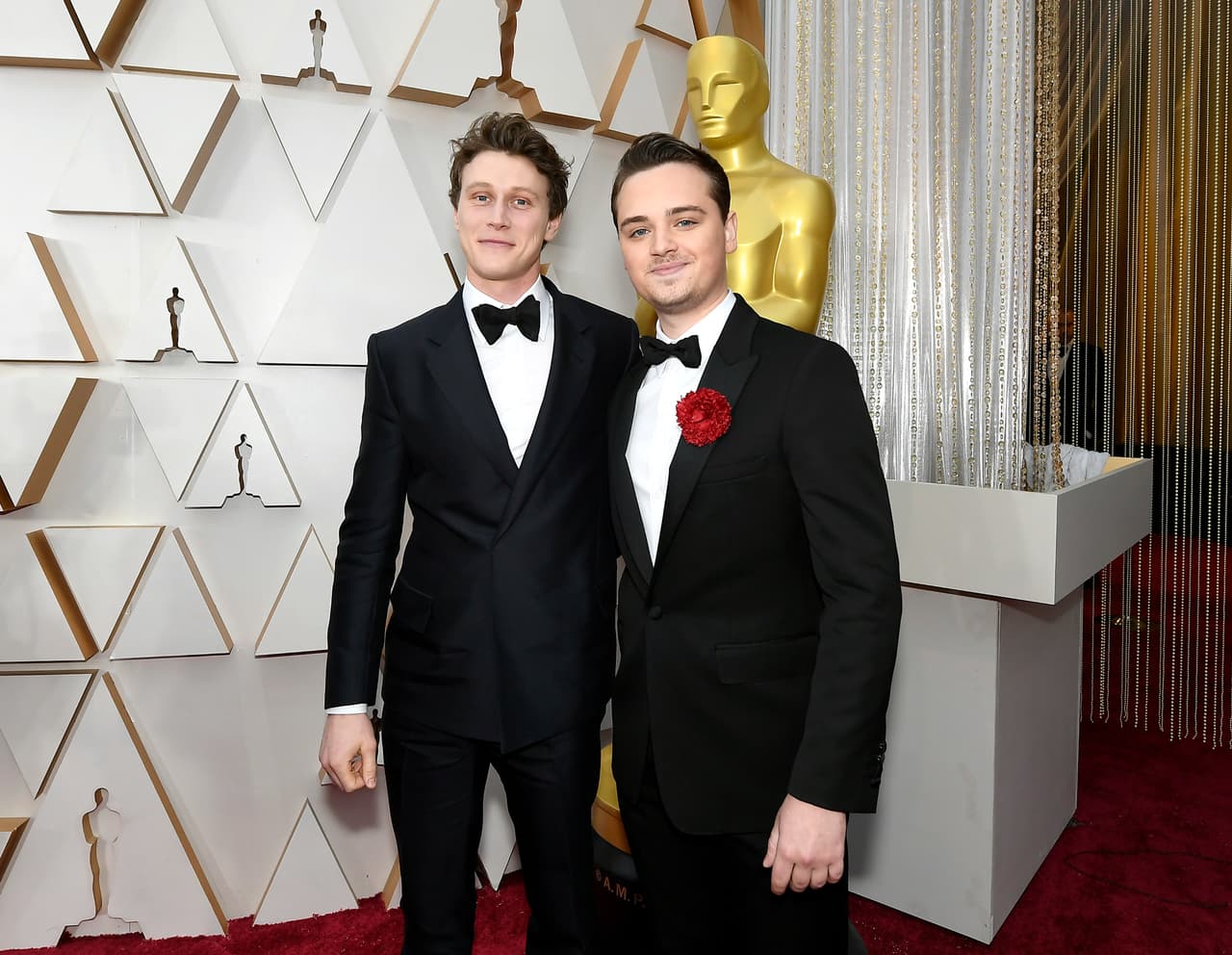 Los actores de '1917' George MacKay y Dean-Charles Chapman fueron fotografiados con la estatuilla de fondo.